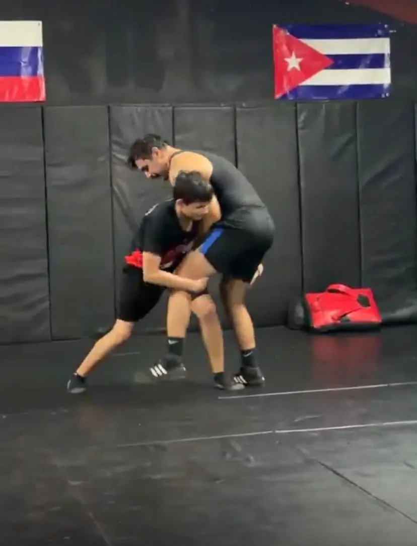Práctica de técnica de lucha entre dos alumnos